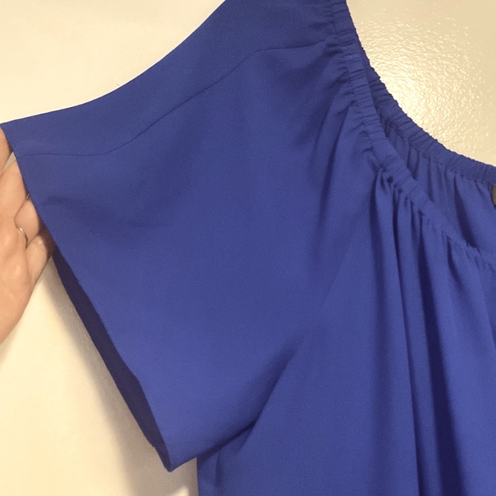 Vince Camuto blouse  Beautiful, flowing, royal   blue. Short sleeves - Picture 5 of 6